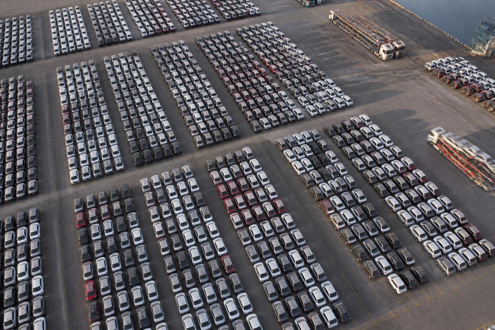Patio de distribución con vehículos listos para comercialización